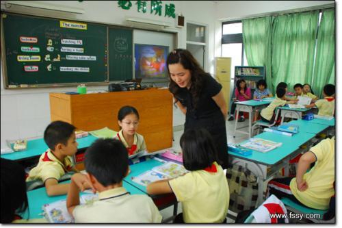 独生女留学嫁老外父母崩溃，如今感觉“替别人培养了一个女儿”，女儿远嫁到底好不好？